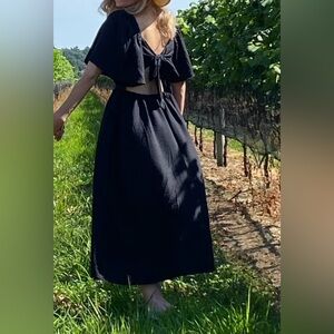 Flowy black dress with sleeves